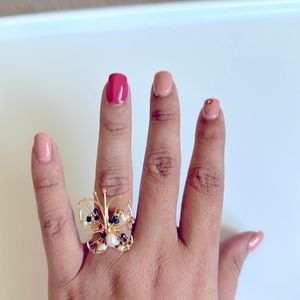 Beautiful butterfly baby pearl and blue beads copper wrapped. Ajustable